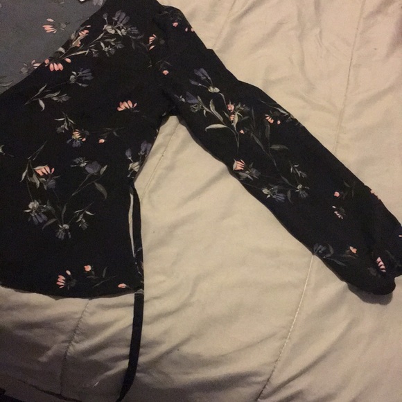 Dynamite wrap top - Picture 3 of 3